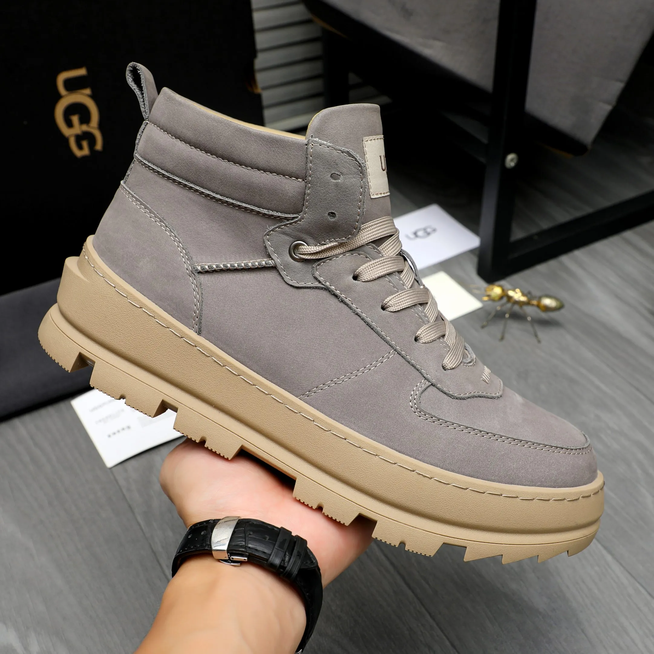 P620 Product trademark: "UGG" Gaobang men's shoes Regular size: 39-44 Product materials: Selected nubuck leather upper, wool lining, original outsole